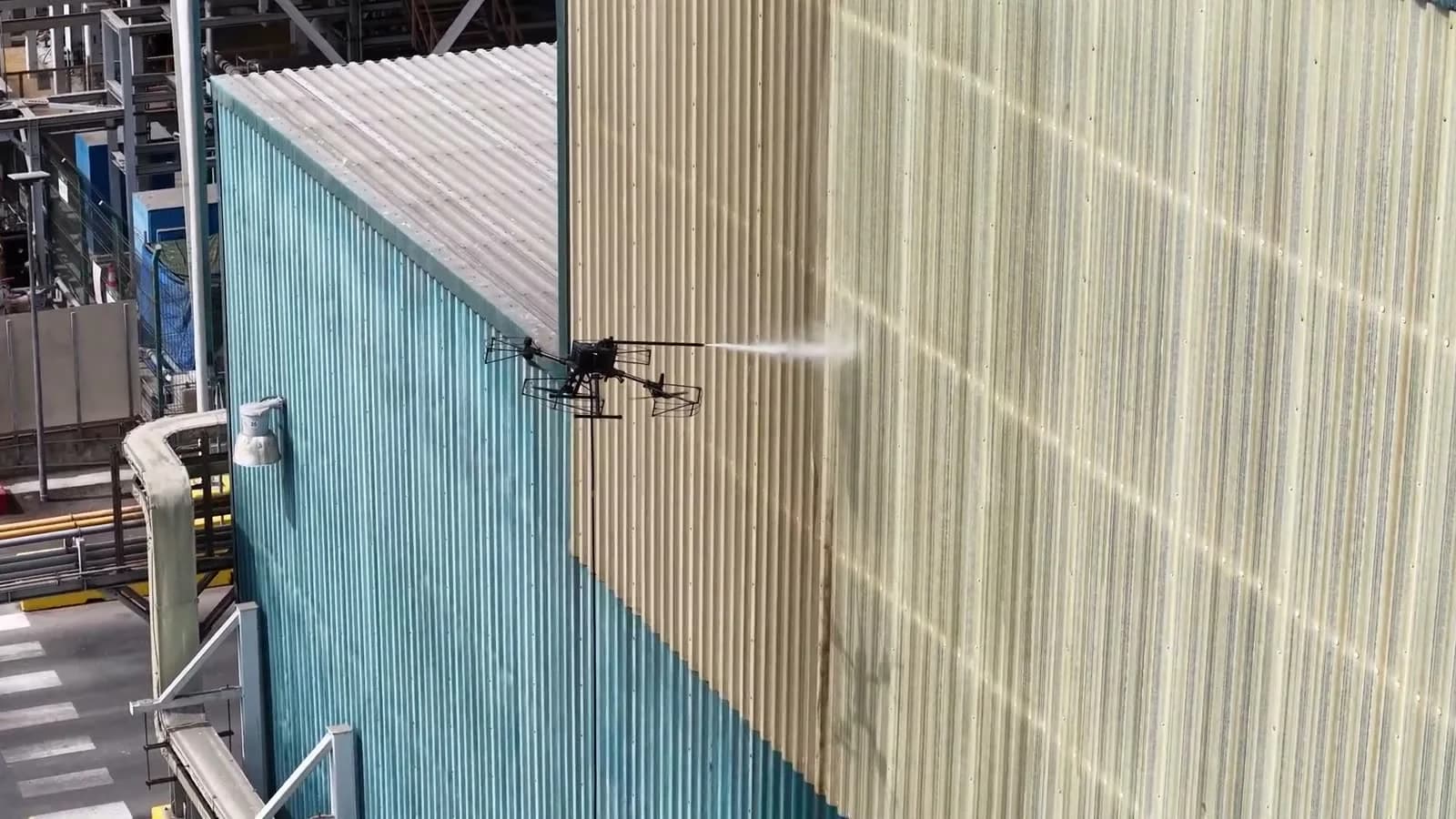Fachada de una instalación minera durante la limpieza con dron