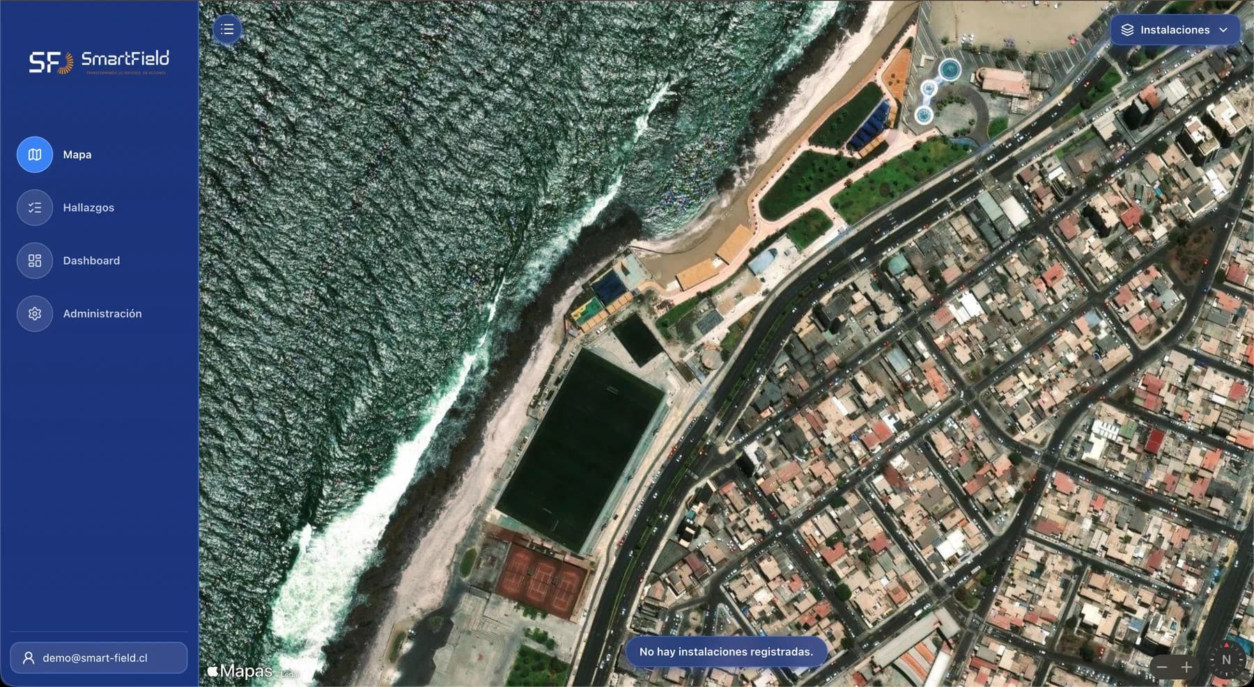 Interfaz de SmartField: menú de Mapa, Hallazgos, Dashboard y Administración junto a una vista aérea del área de trabajo