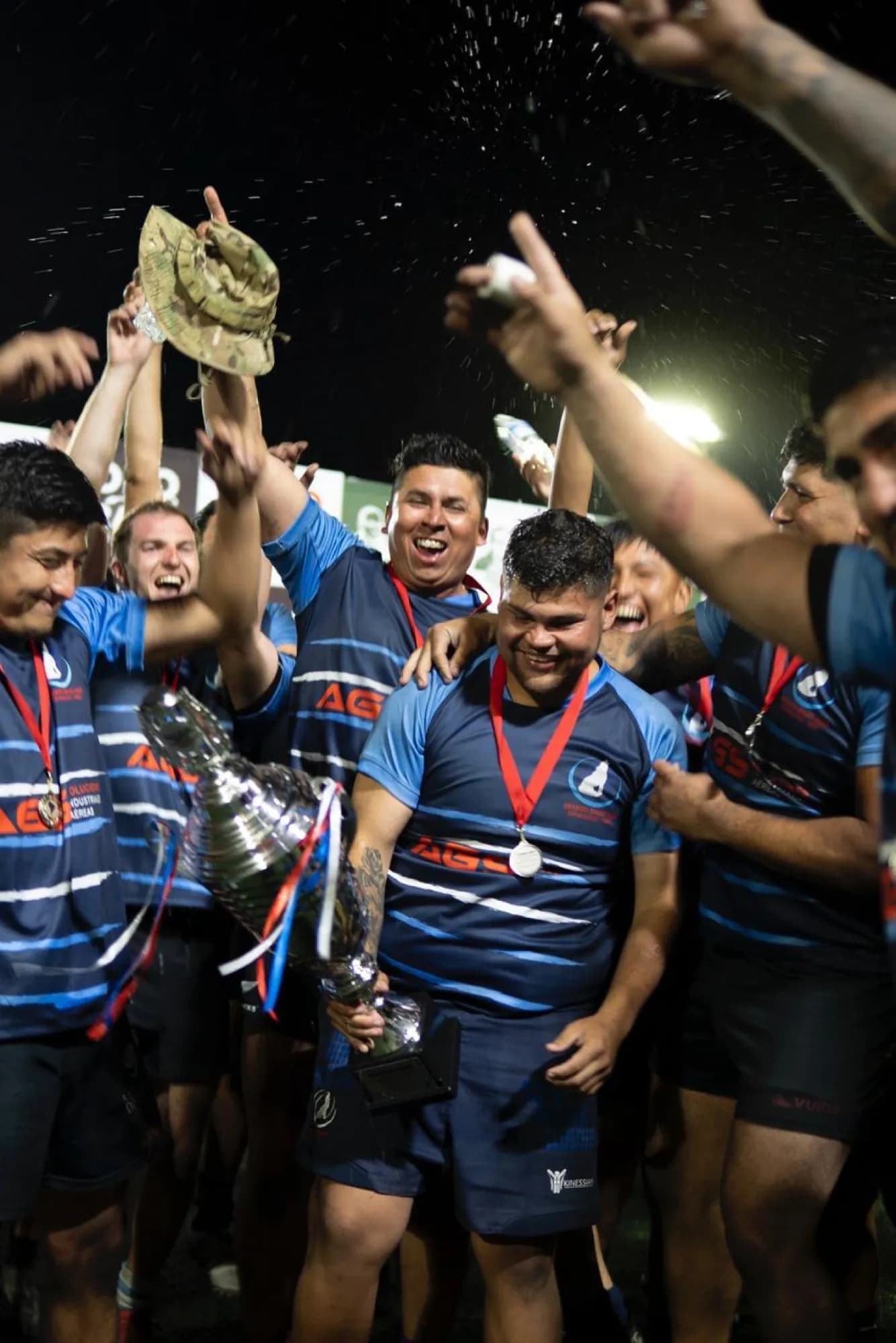 El plantel de Coyotes Antofagasta celebrando con la copa y las medallas al final de un torneo