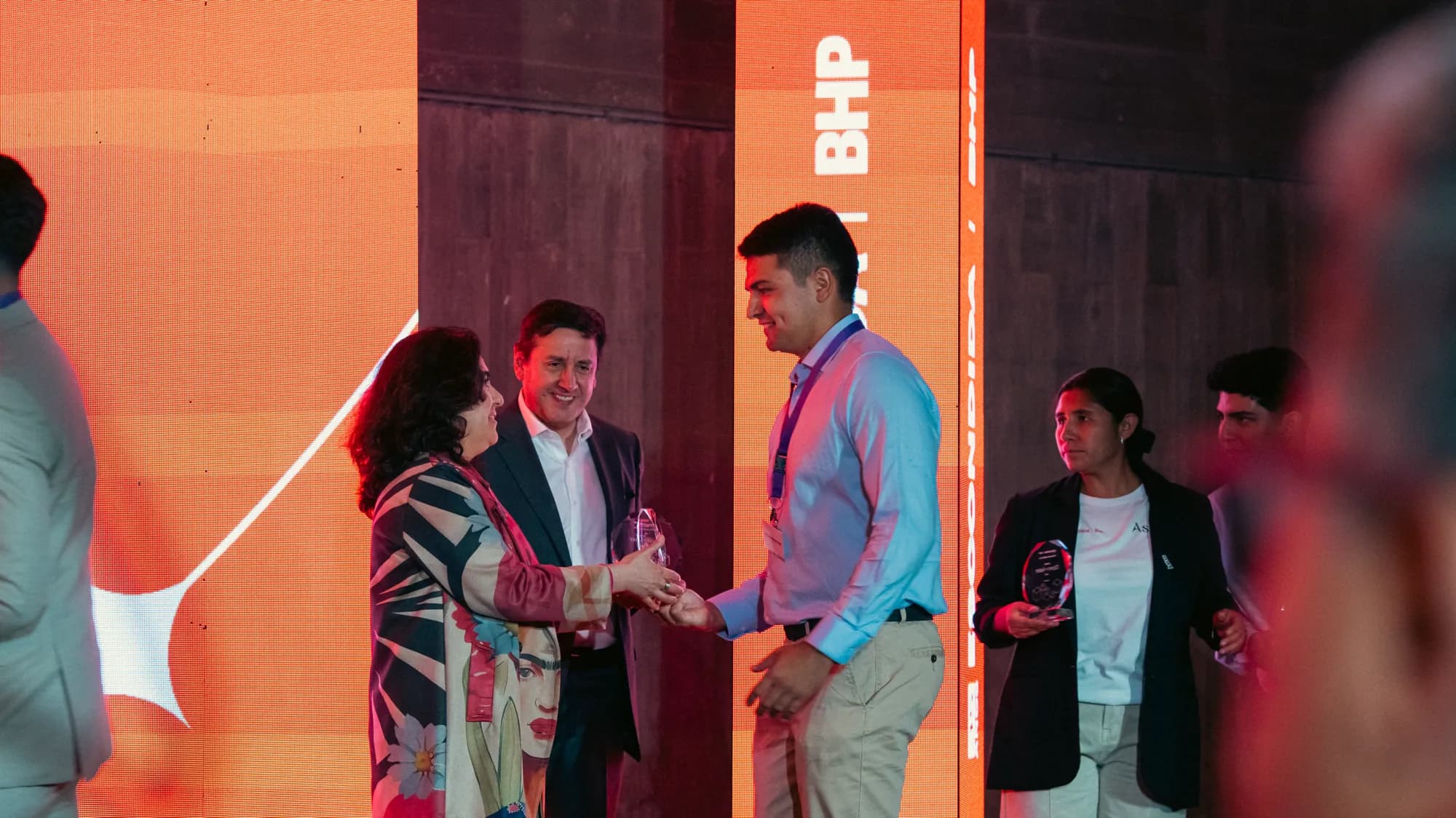 Entrega de galvanos sobre el escenario durante la premiación de Open Aster